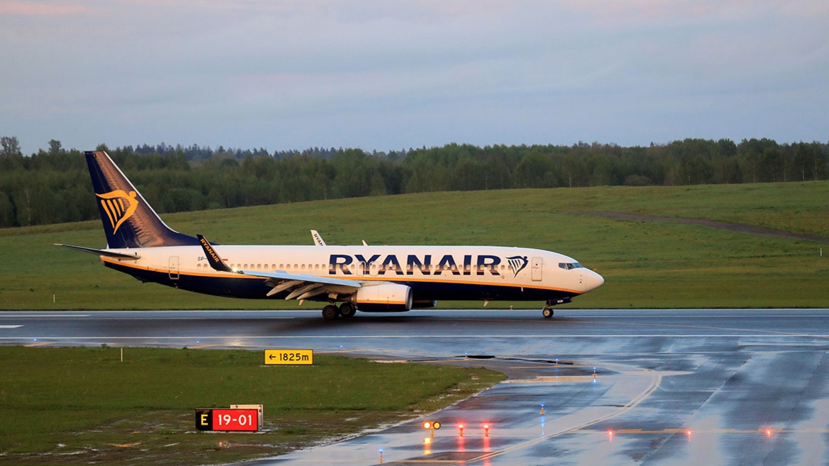 Белорусский телеканал показал трех человек, которые сошли с самолета Ryanair в Минске