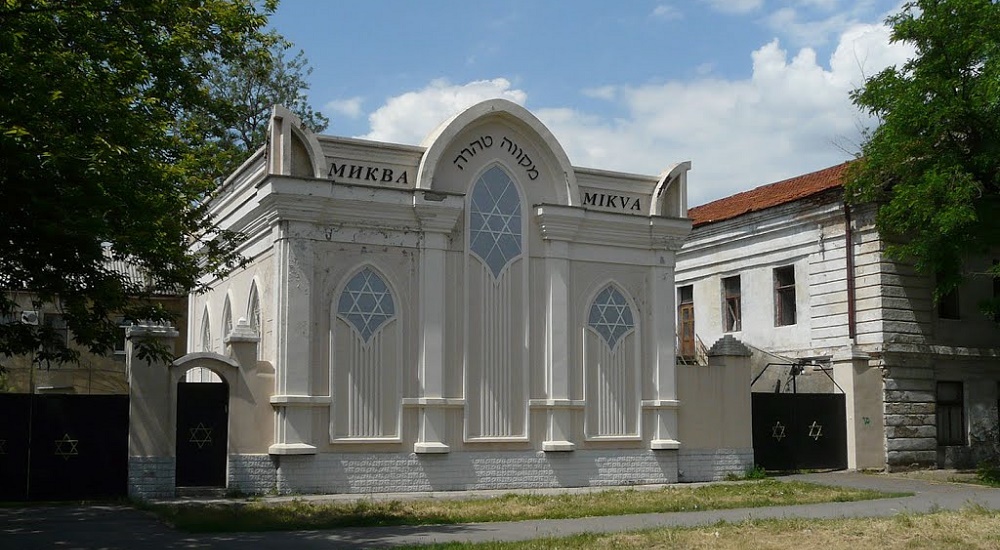 В Николаеве возле ворот в синагогу нарисовали свастику (фото)