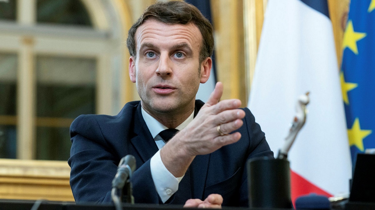 Президент Франции Эммануэль Макрон считает, что конфликт на Донбассе нужно ...