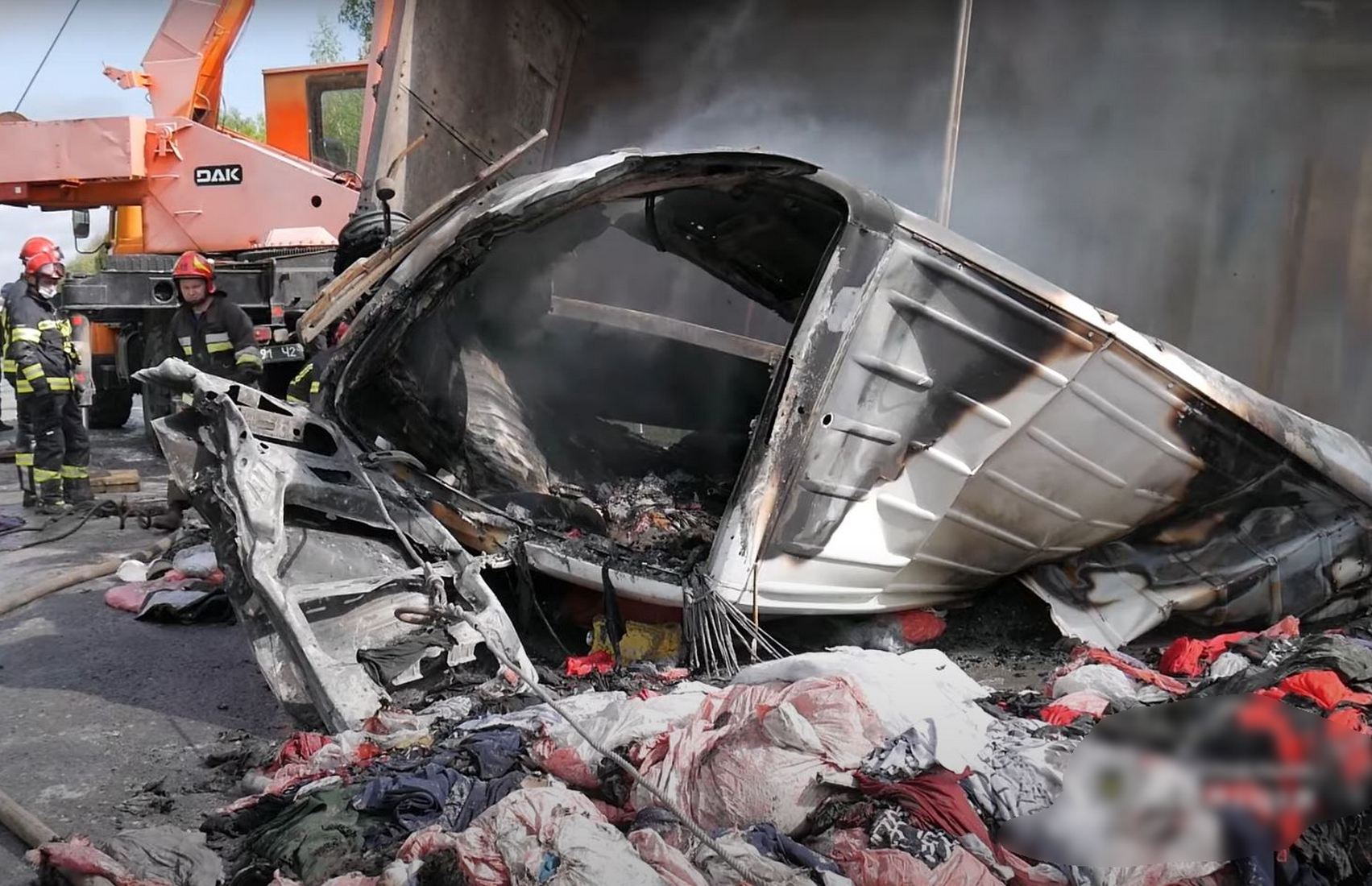 На трассе Житомир — Черновцы в результате ДТП загорелись три авто, есть погибшие (видео)