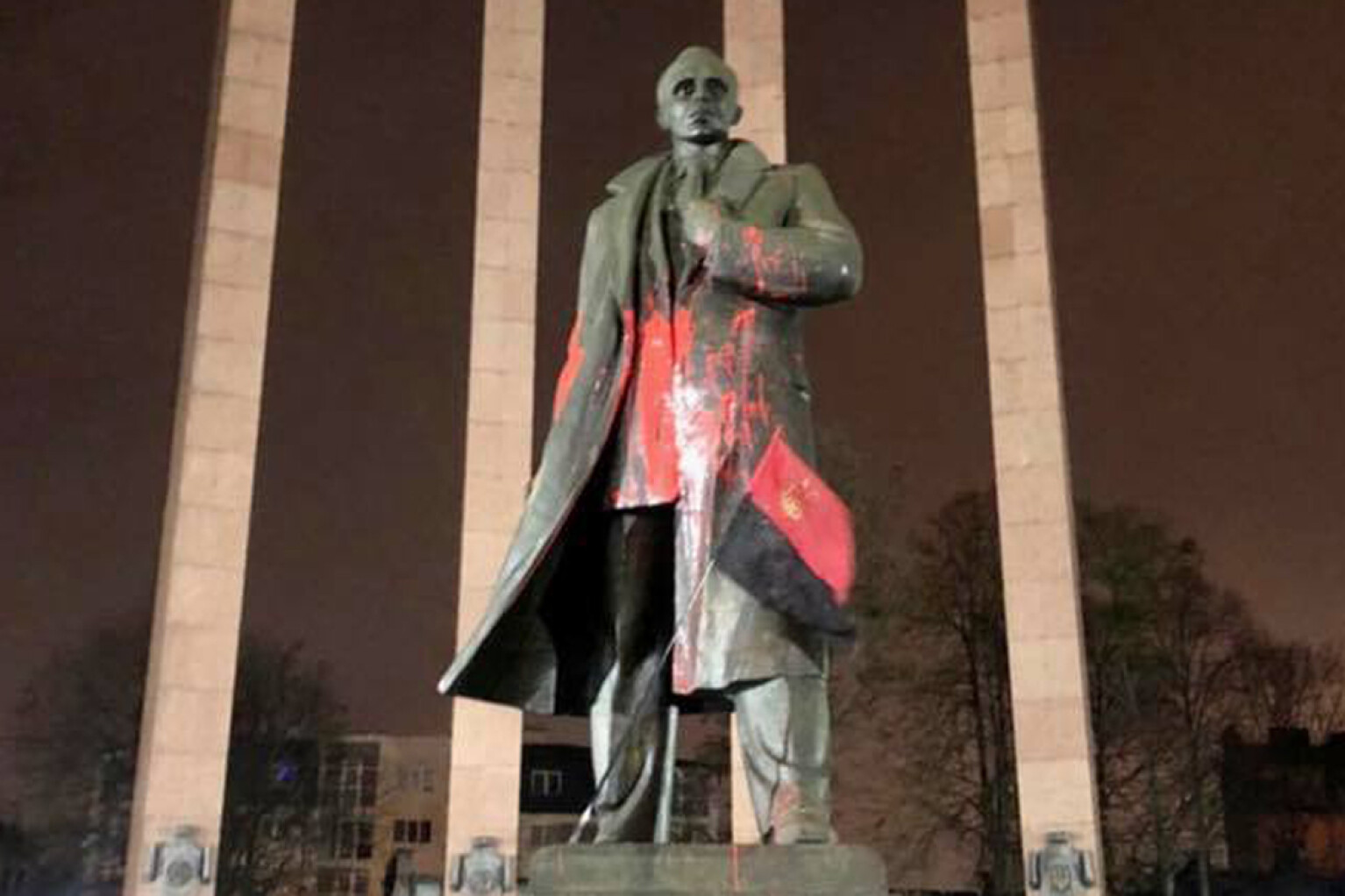 Облившему краской памятник Бандере во Львове студенту вынесли 4-летний приговор