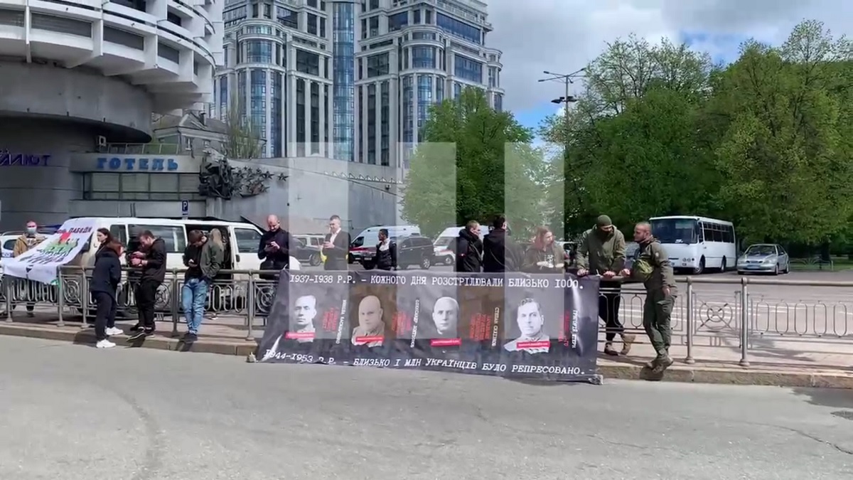 Карась повесил плакат о советских репрессиях возле Парка Славы (фото, видео)