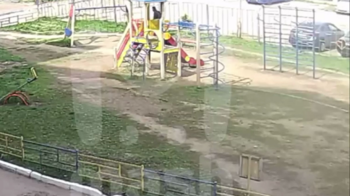 Появилось видео, как казанский стрелок идёт мимо детской площадки в гимназию