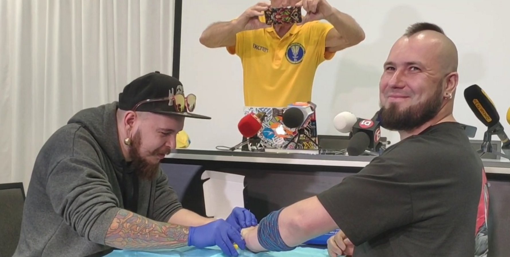 Украинец установил рекорд, вживив в своё тело восемь чипов