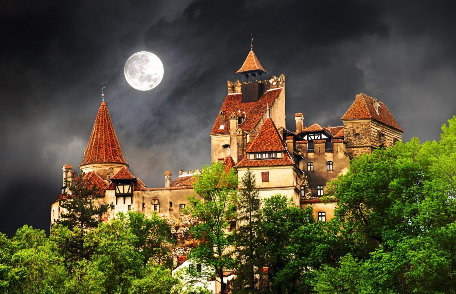 В замке Дракулы в Трансильвании открыли бесплатный пункт вакцинации от COVID-19
