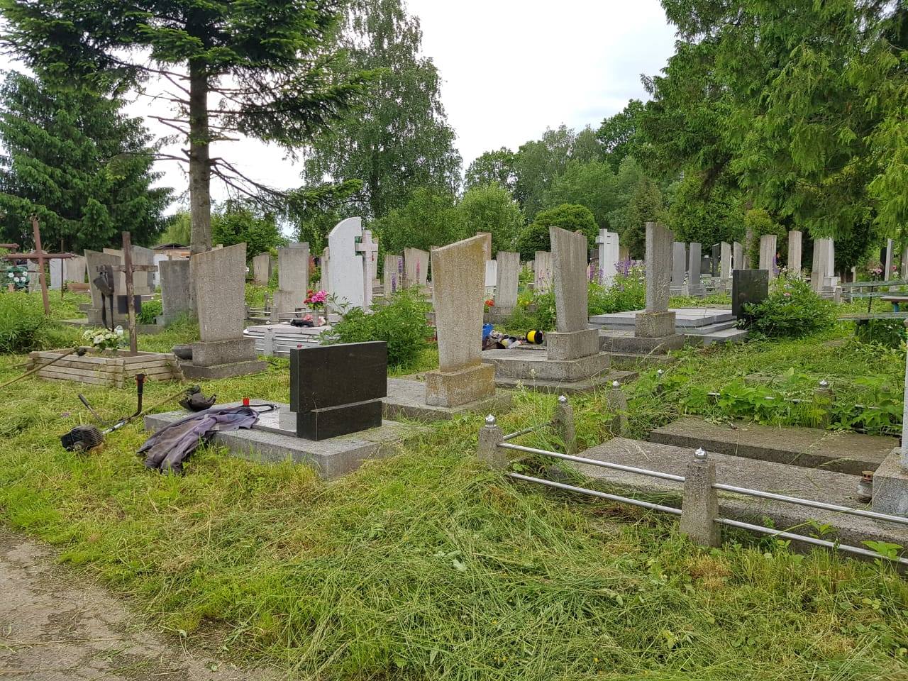 На кладбище под Донецком повалили кресты и памятники