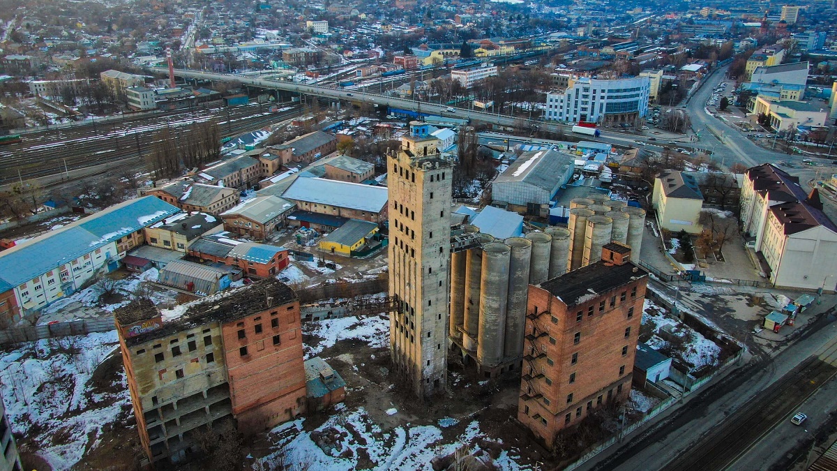 В Харькове подорвали 60-метровую башню элеватора (видео)