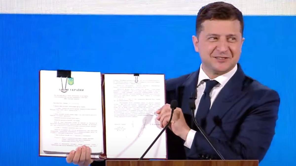 Зеленский подписал закон о передаче земель ОТГ