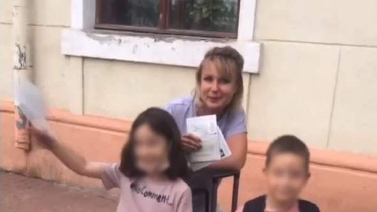 В Харькове полиция составила протокол на женщину, которая выбросила украинский паспорт (видео)