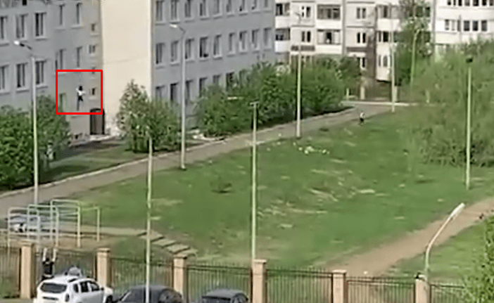 Стрельба в школе Казани: двое школьников погибли, выпрыгнув из окна (видео)