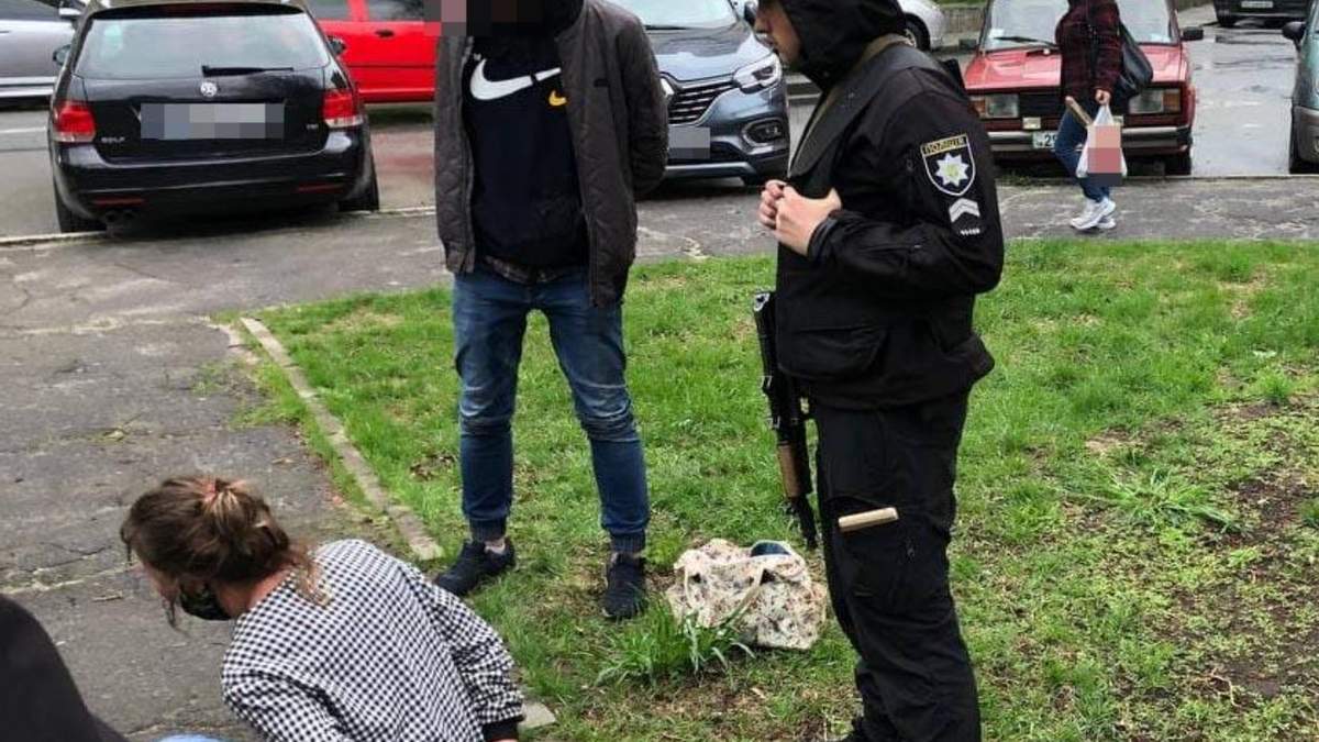 В Ровенской области пьяная женщина ударила полицейскую бутылкой по голове