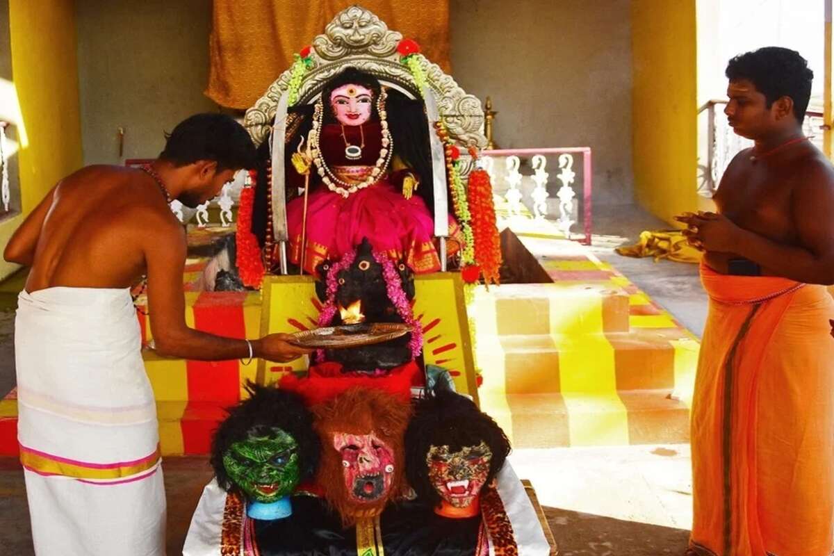 В Индии начали поклоняться и подносить еду богине COVID-19