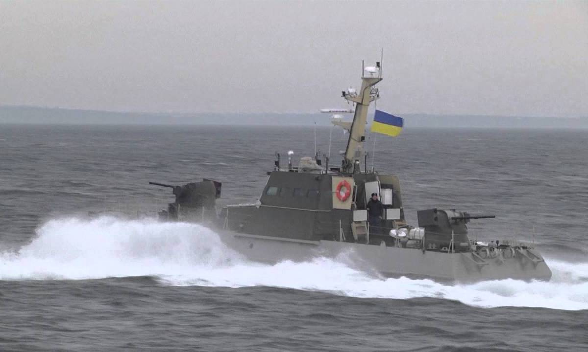 Корабль ВМФ РФ перехватил и заставил отступить украинский катер с американскими журналистами на борту (видео)