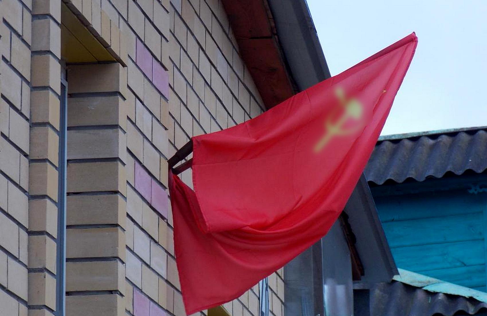 В Первомайске вывесили советский флаг: полиция завела дело