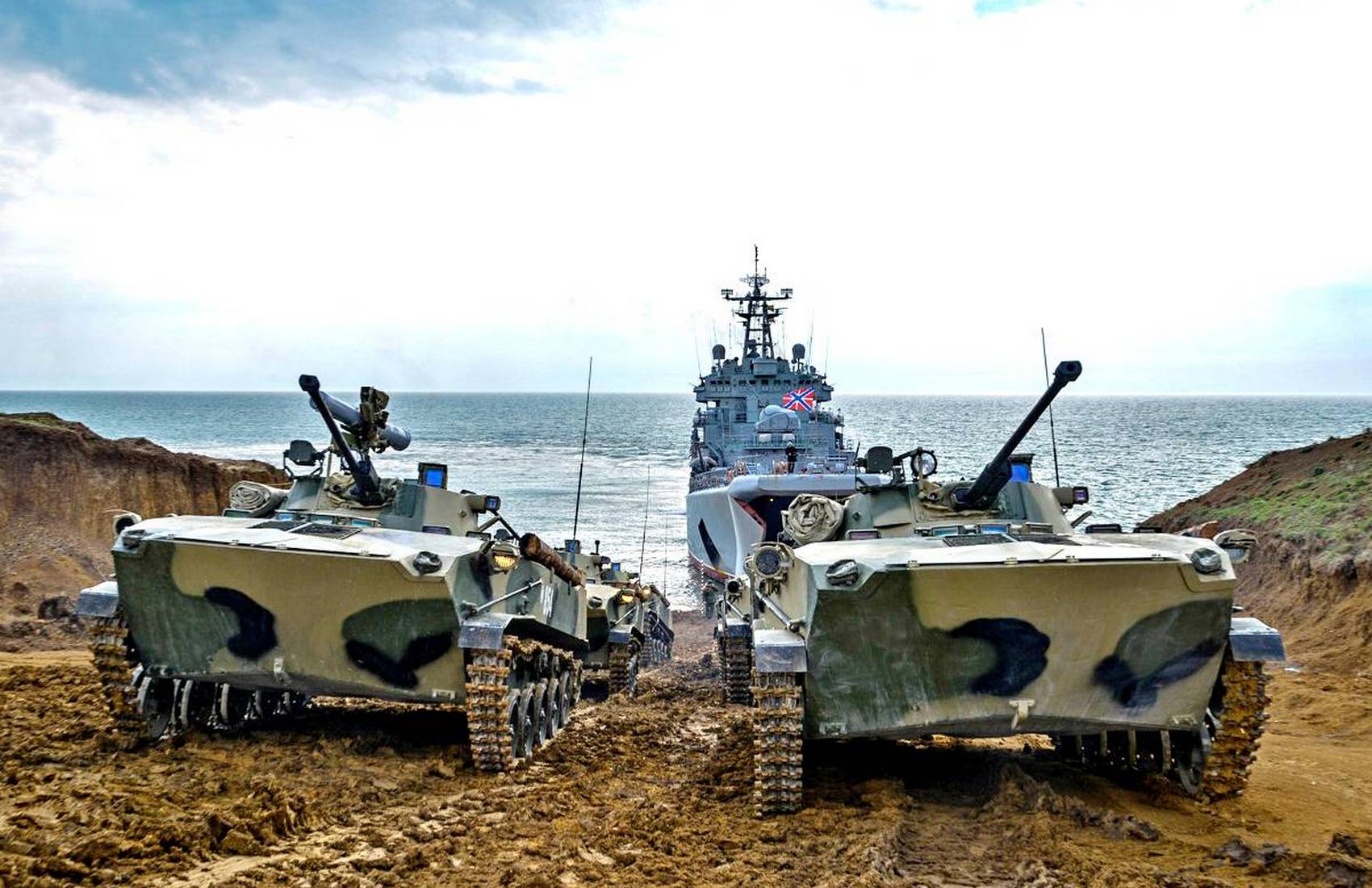 США заявили, что Россия перебрасывает тяжёлое вооружение в Крым