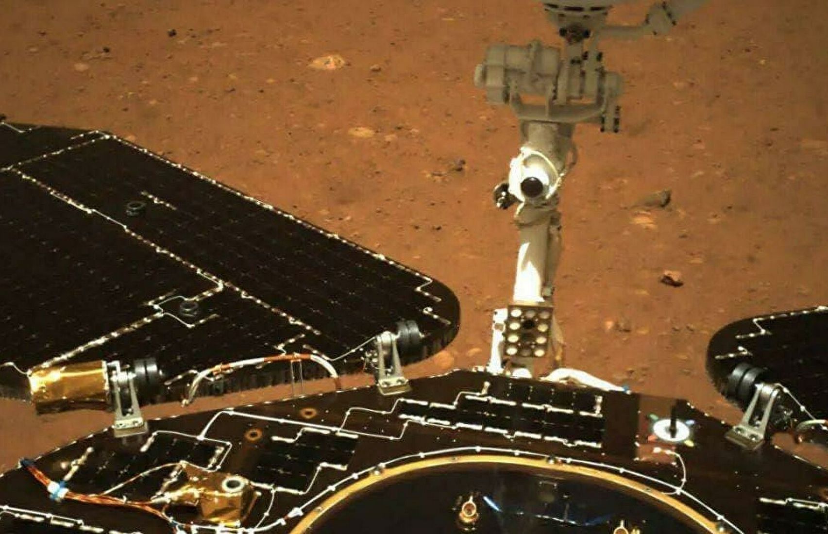 Китайский аппарат Чжужун сошёл на поверхность Марса (видео)