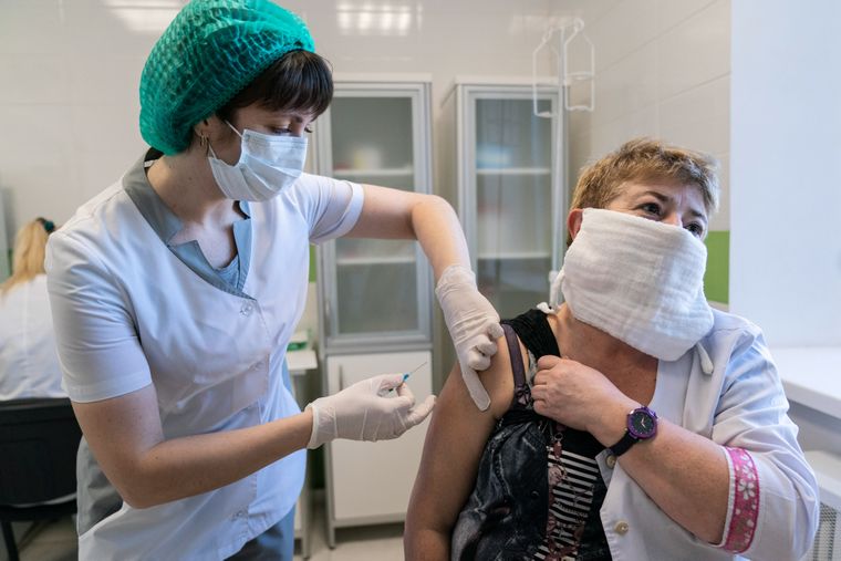 Украина начинает COVID-вакцинацию жителей Донбасса и Крыма