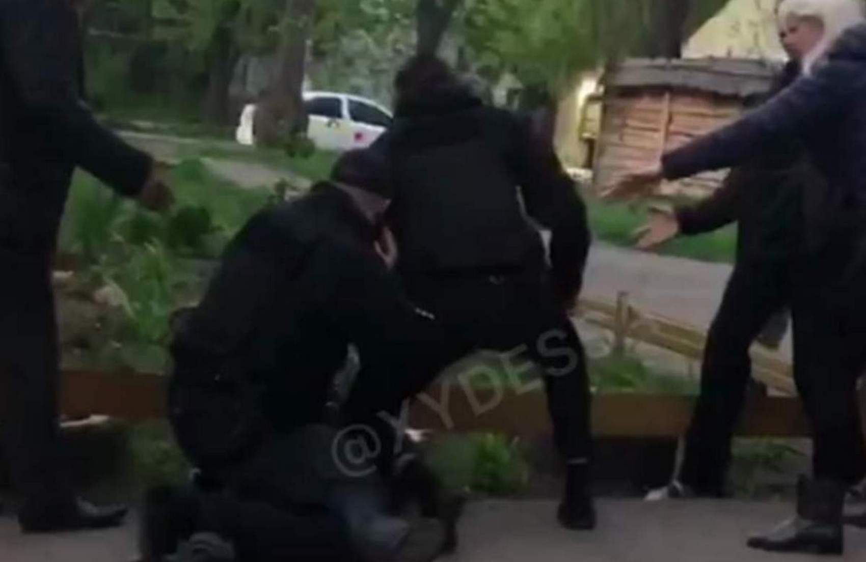В Одессе пьяные мужчины напали на ребёнка на детской площадке