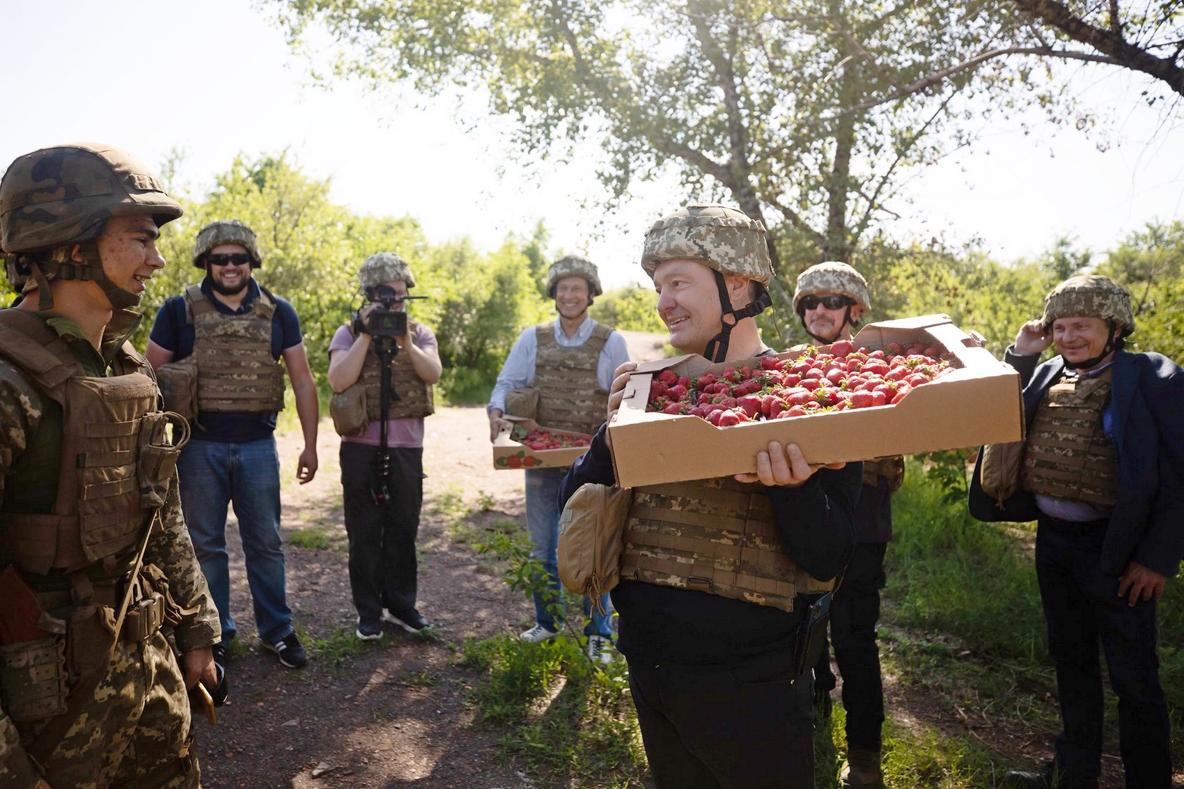 «Надо было еще конфеток Roshen привезти»: реакция соцсетей и мемы о клубнике Порошенко на Донбассе