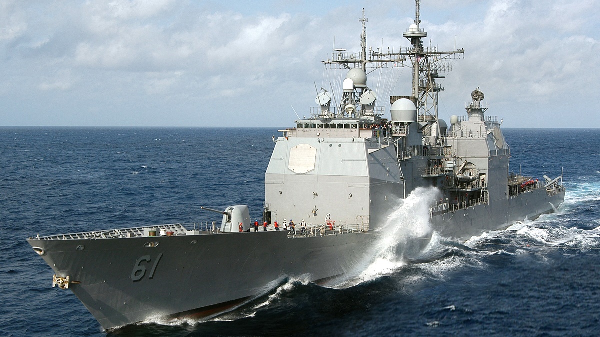 Американский крейсер задержал судно с крупной партией российского и китайского оружия (видео, фото)