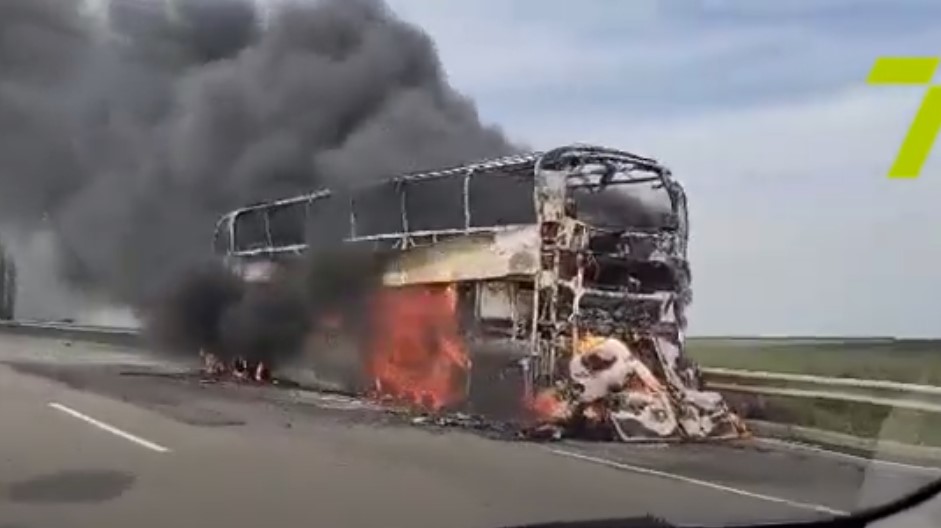 Под Одессой на трассе сгорел пассажирский автобус (видео)