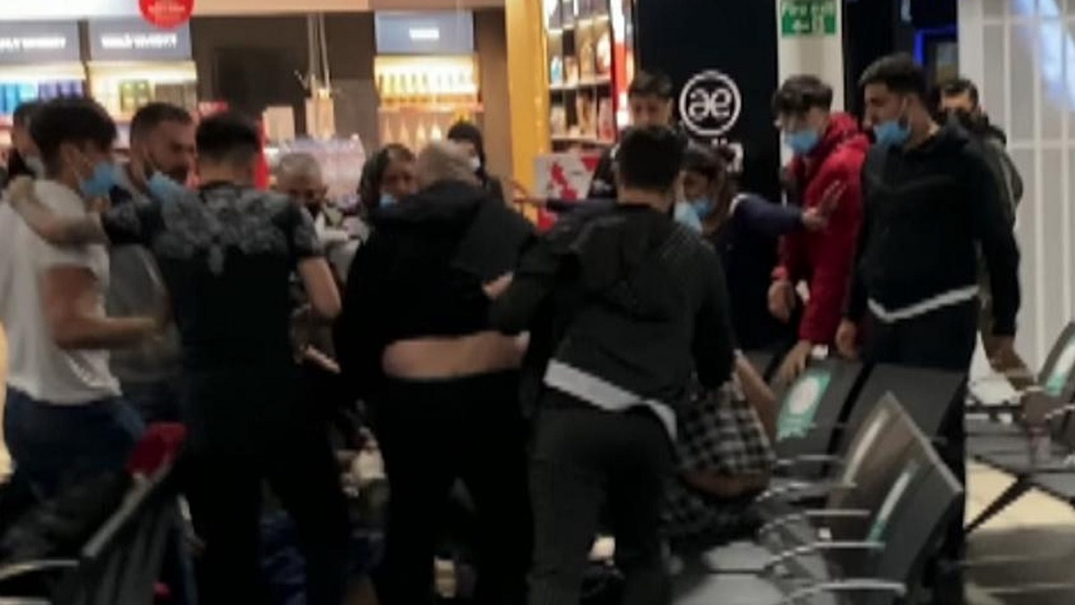 В аэропорту Лондона пассажиры лоукостера устроили массовую драку: 17 арестованных, 4 госпитализированных (видео)