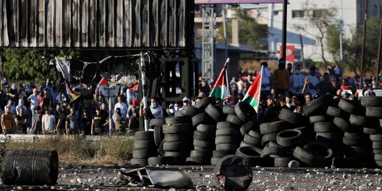 По всему Западному берегу реки Иордан начались столкновения палестинцев с израильской полицией (видео)