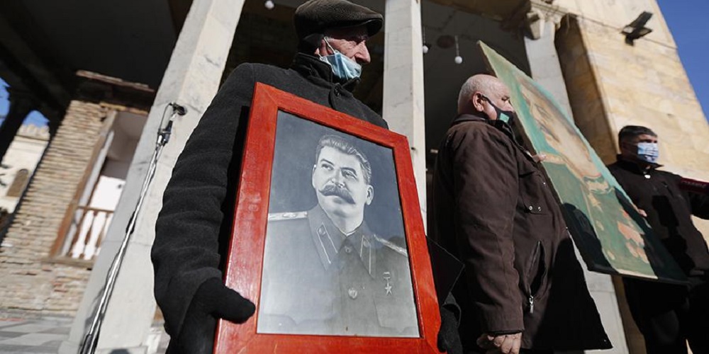 На родине Сталина потребовали вернуть памятник «богу коммунистов» и подружиться с Россией