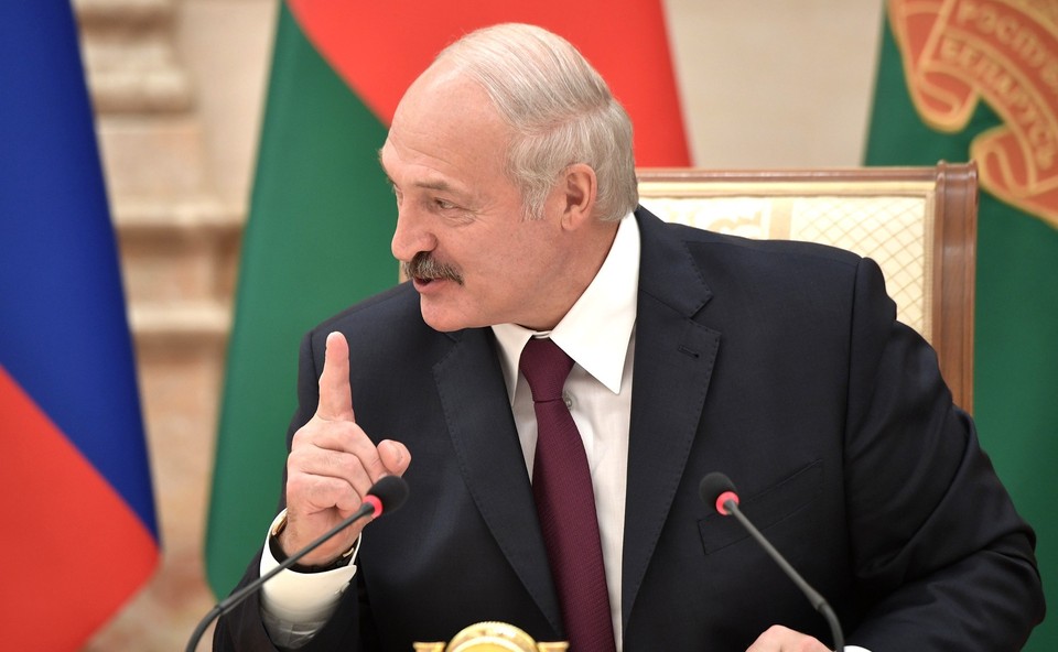 Лукашенко о закрытии Минску неба над Европой: будем летать хоть над Северным полюсом