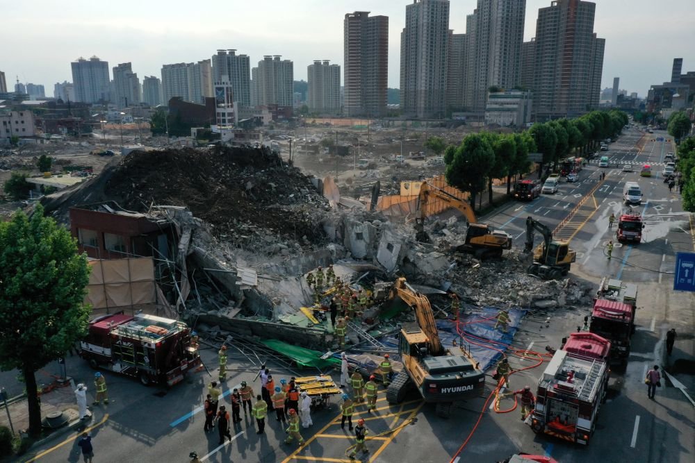 В Южной Корее пятиэтажный дом обрушился на автобус: 9 погибших
