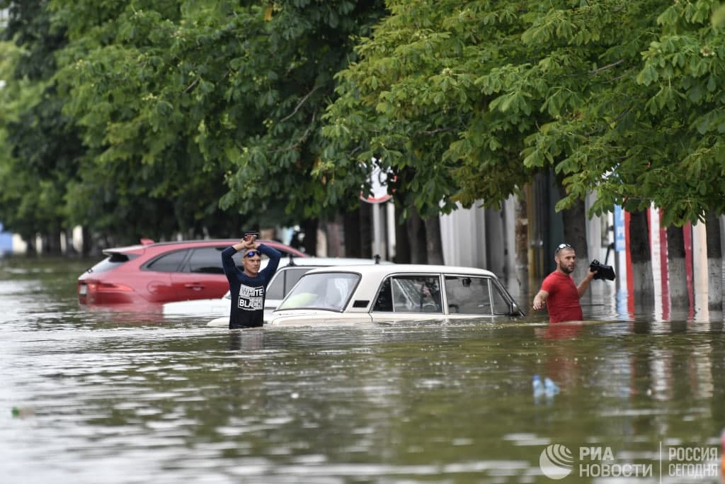 Затопленная Керчь: в Сети опубликованы фотографии и видео из города после ливня - 1 - изображение