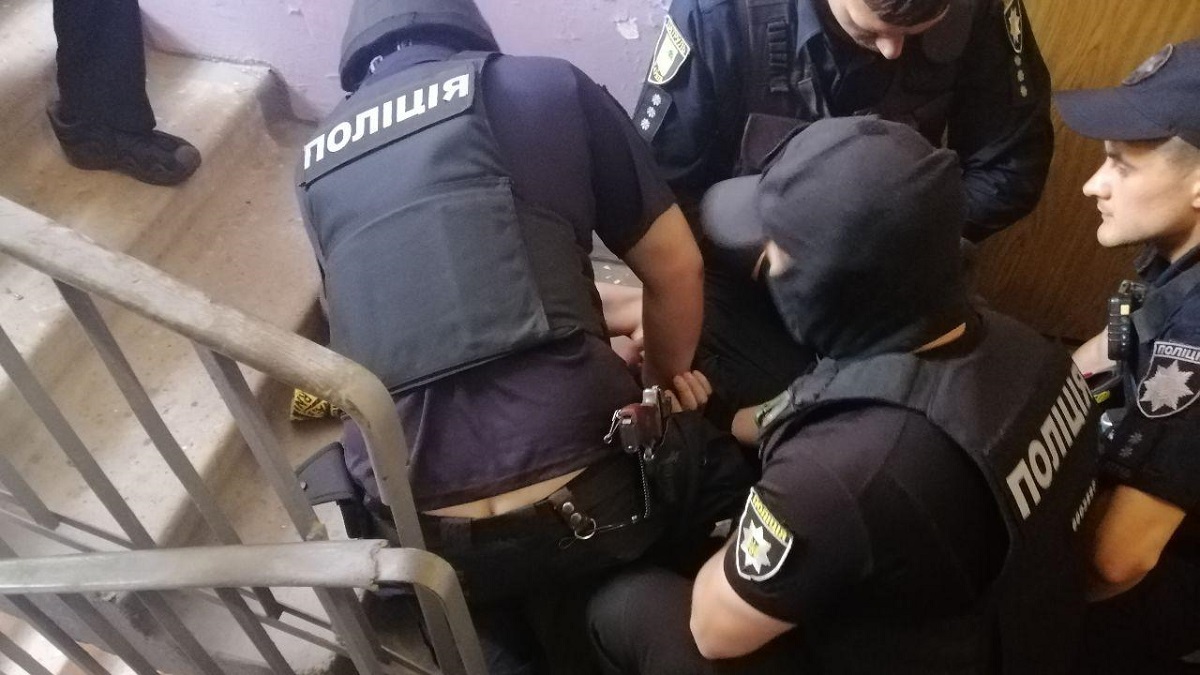 «Буду всё взрывать!»: в Харькове мужчина с гранатой угрожал детям (видео, фото)
