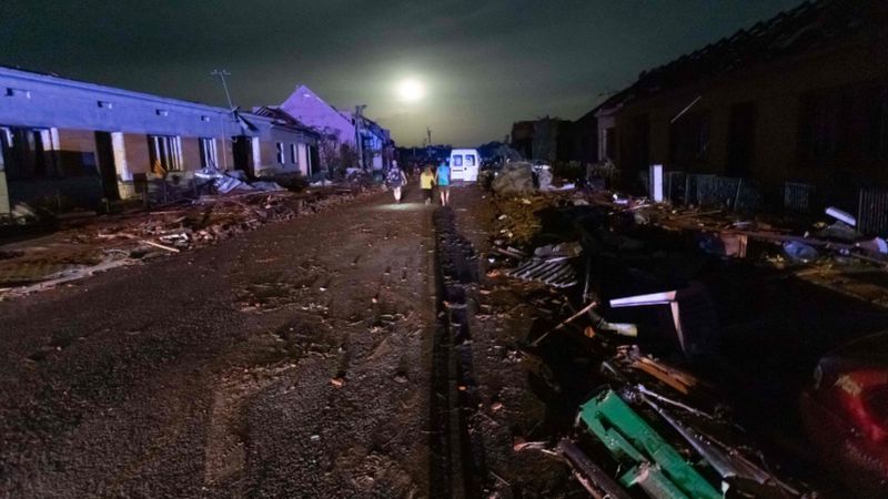 В Чехии торнадо разрушил села и города: есть жертвы, до 300 пострадавших (фото, видео) - 2 - изображение