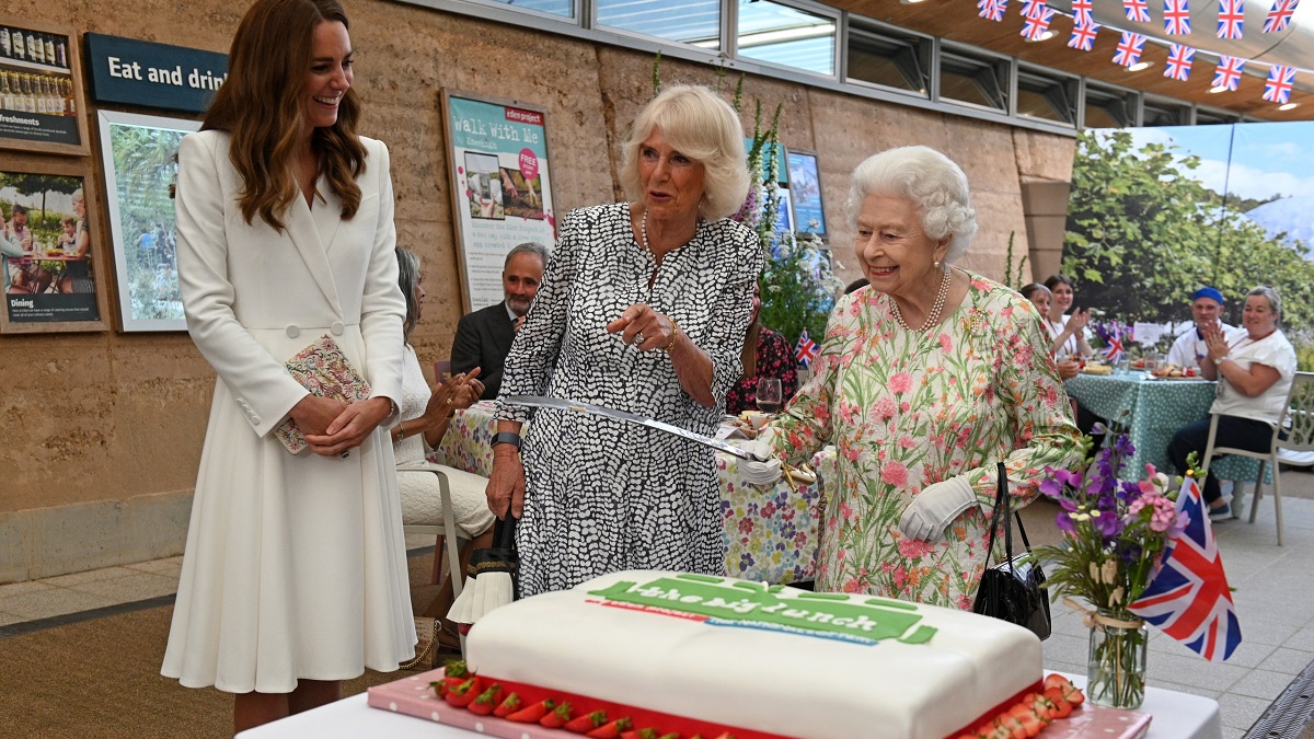 Королева Великобритании отказалась резать торт ножом и взяла саблю (видео)