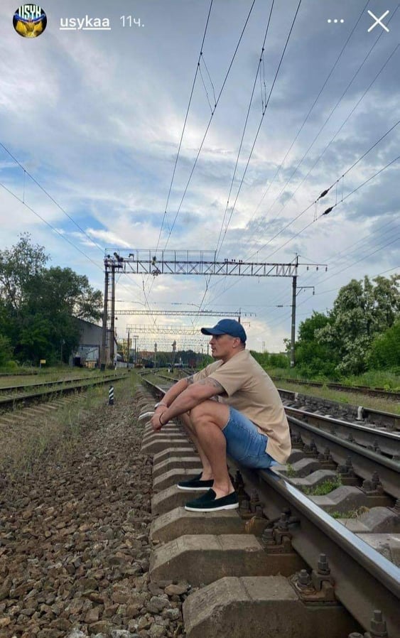 УЗ попросила Усика не фотографироваться на железнодорожных путях