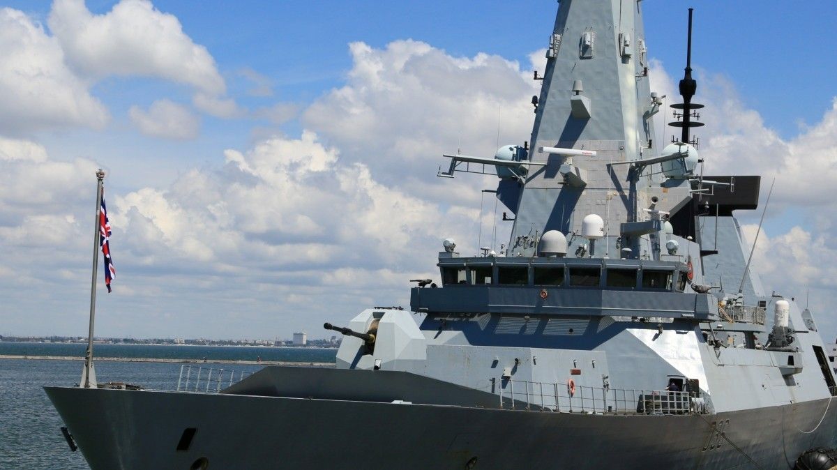 В МИД РФ после инцидента с британским эсминцем пригрозили «бомбить по цели»