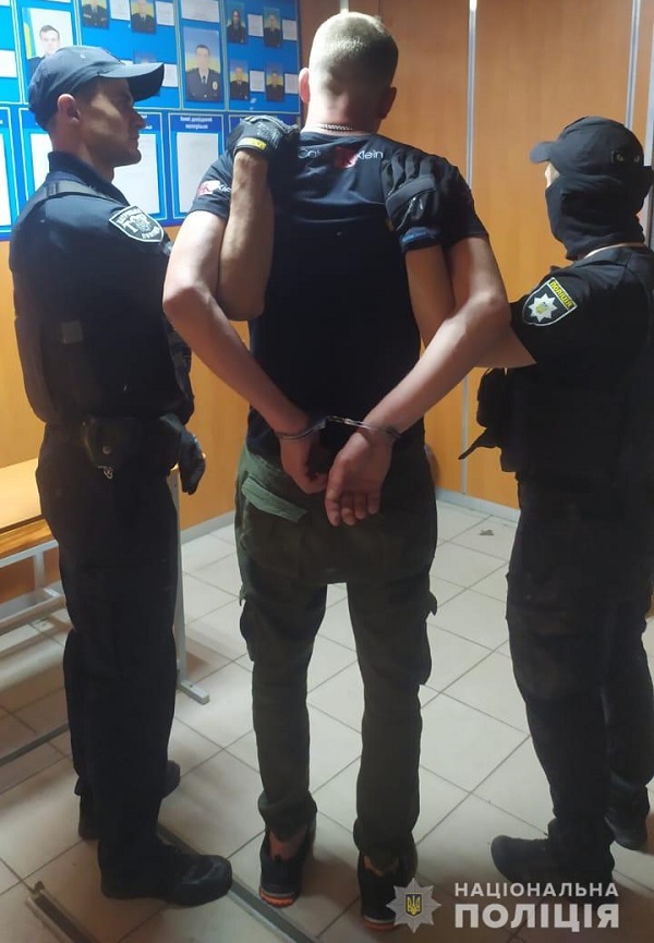 «Буду всё взрывать!»: в Харькове мужчина с гранатой угрожал детям (видео, фото) - 1 - изображение