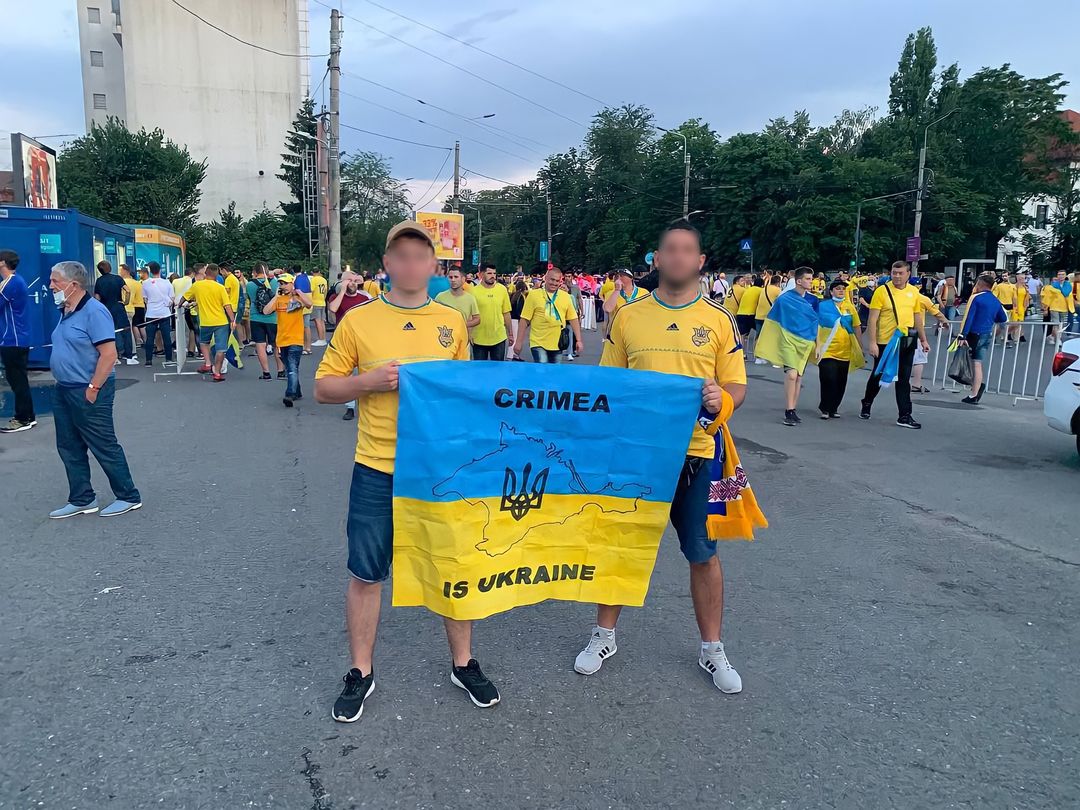 Украинских фанатов не пускали на матч сборной с Австрией из-за флага с картой Крыма
