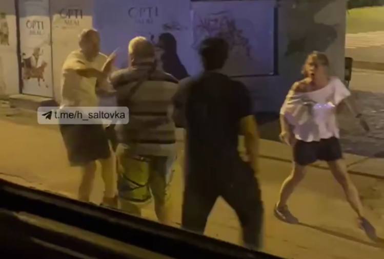 В Харькове двое пассажиров ударили и выставили за двери девушку-кондуктора из-за сдачи (видео)