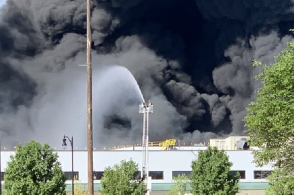 В США горит химический завод, власти объявили эвакуацию