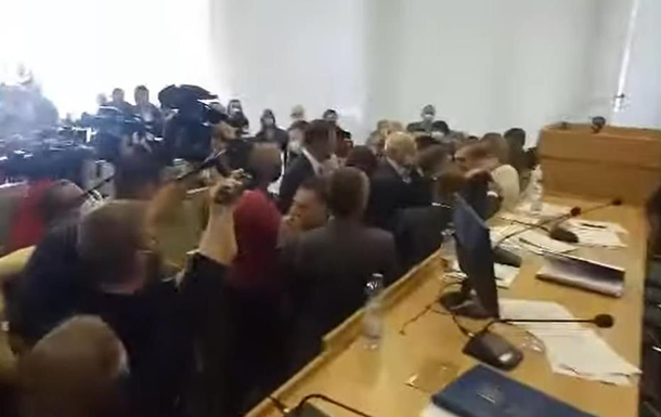 Депутаты Ровенского облсовета устроили массовую драку (видео)