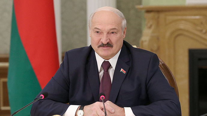 Лукашенко: Беларусь должна производить стрелковое оружие и не надеяться на заморского дядю