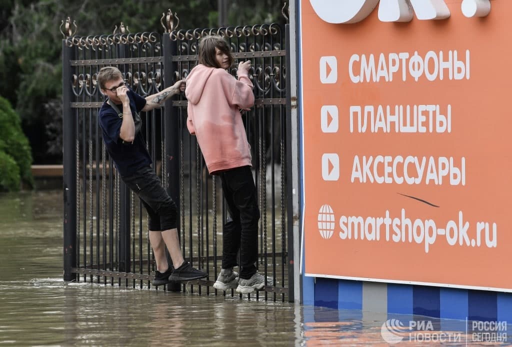 Затопленная Керчь: в Сети опубликованы фотографии и видео из города после ливня - 2 - изображение