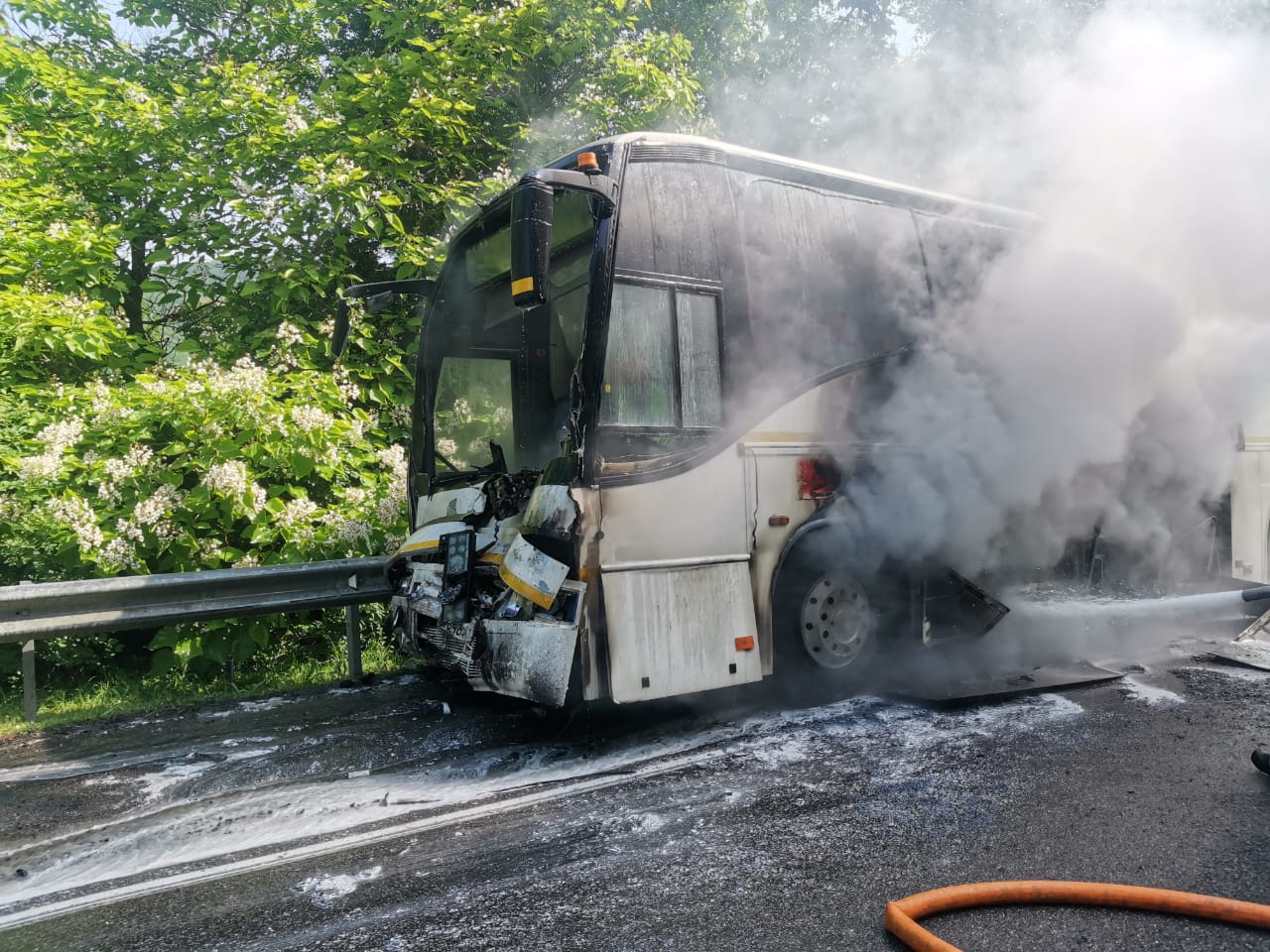 В России загорелся автобус с детьми после ДТП: есть пострадавшие - 1 - изображение