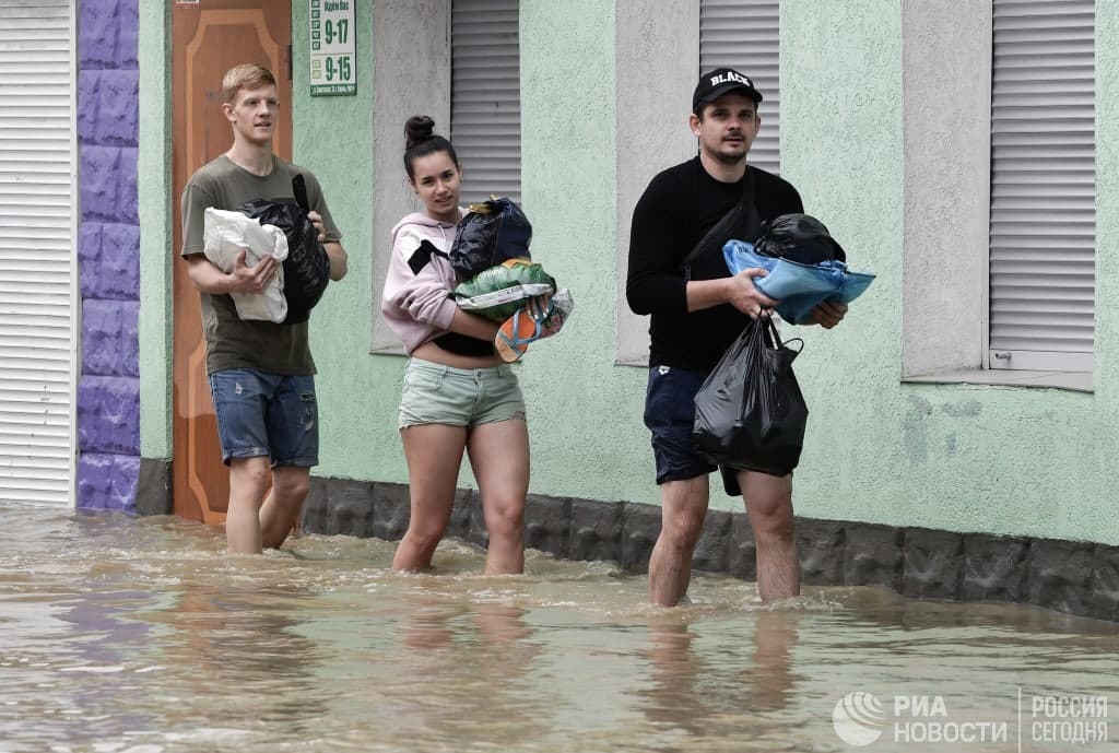 Затопленная Керчь: в Сети опубликованы фотографии и видео из города после ливня - 3 - изображение