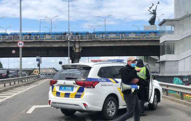 В Киеве перекрыли мост Метро (фото)