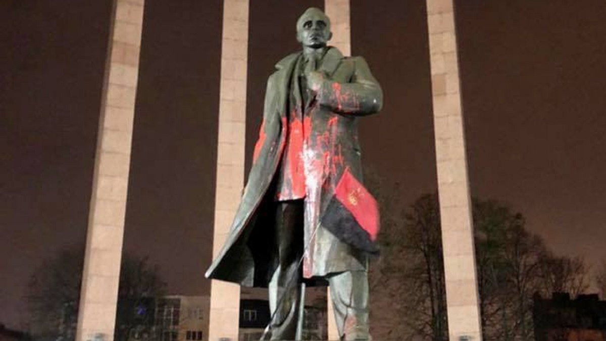 Срок за Бандеру: суд Львова вынес приговор студенту, облившему краской памятник