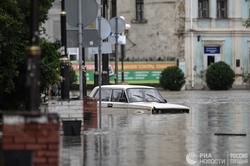 Затопленная Керчь: в Сети опубликованы фотографии и видео из города после ливня - 7 - изображение