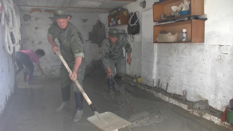 Минобороны РФ усилило группировку в Крыму для помощи пострадавшим после наводнения (видео)