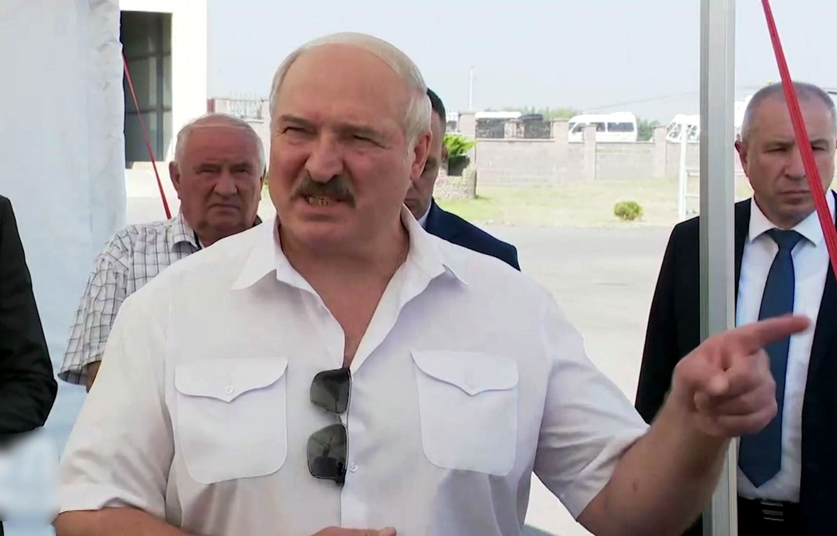 Лукашенко в ответ на санкции Запада готов ввести военное положение (видео)